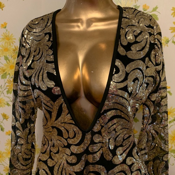 NWOT low v neck sequined romper size L - Picture 5 of 15